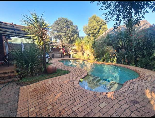 5 BEDROOM HOUSE FOR SALE IN DALPARK EXT 1
